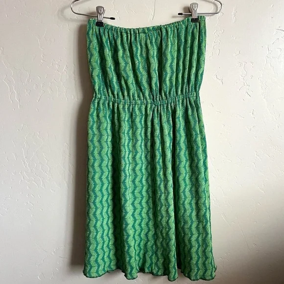 My “watermelon dress” — green zig zag pattern pull on strapless / halter dress - Picture 8 of 13